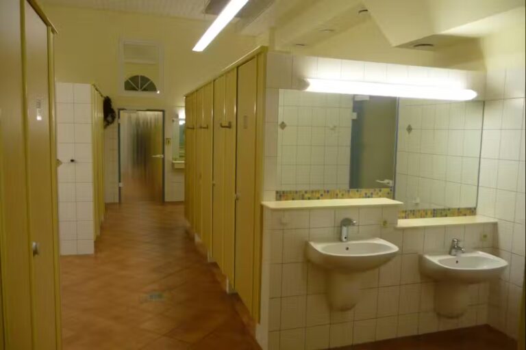Rosenfelder Strand Ostsee Camping Innenansicht des Sanitaergebaeudes 2a79dbfa dbb0 4ad9 bebd 1331427b70d0 768x512