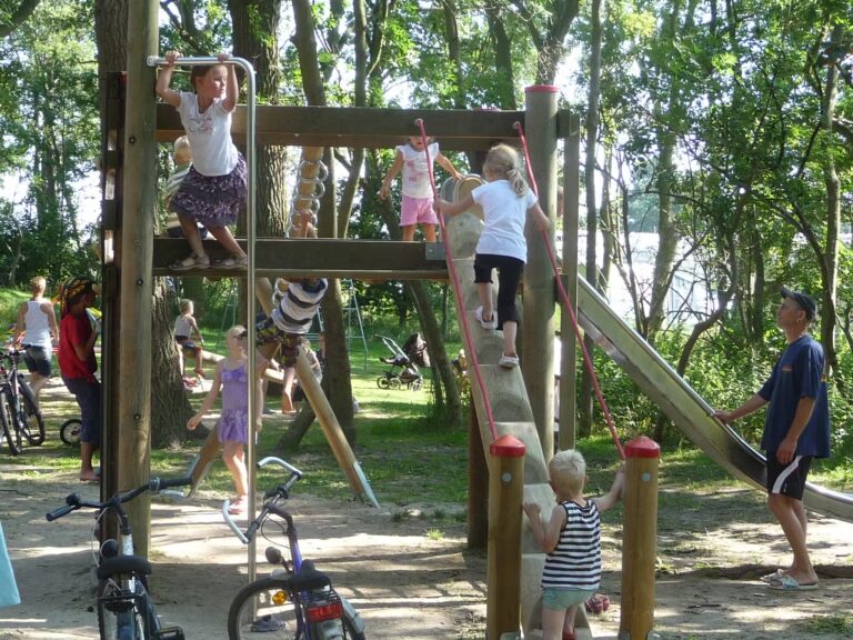 Rosenfelder Strand Ostsee Camping Kinderspielplatz mit Rutsche und Schaukel auf dem Campingplatz 768x576