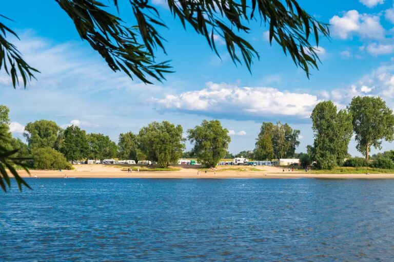 Stover Strand Camping Blick auf den Badestrand direkt am Campingplatz 95186cbb f573 4bd7 8cb7 280a8105d093 768x512