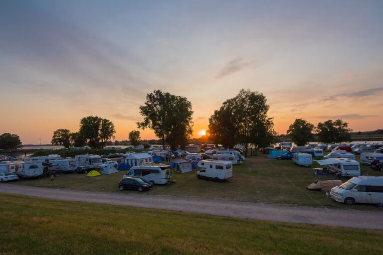 Stover Strand Camping Sonnenuntergang ueber den Standplaetzen 62f6ff29 06e0 46c0 ab4d 572fba8d226f 768x512