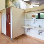 Stover Strand Int Kloodt Sanitaerbereich vom Campingplatz mit Spiegeln Waschbecken und Toiletten 150x150