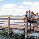 Strandcamping Waging Familie geniesst den Ausblick auf das Wasser 14cdb171 ebc5 4ef6 be69 2f43e4cbb543 150x150