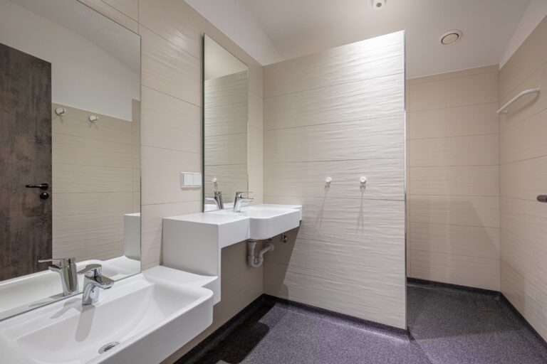 Strandcamping Waging Innenansicht des Sanitaergebaeudes ef20bd5f 0c4b 49a2 a6ec 2107613fffae 768x512