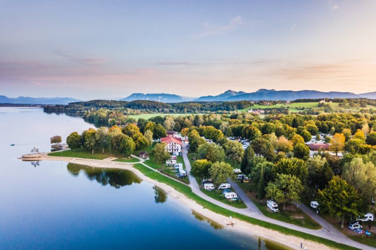 Strandcamping Waging Luftaufnahme des Campingplatzes am Strand 2774ec4d 41e3 4a12 a8d1 6d66d4655890 768x512