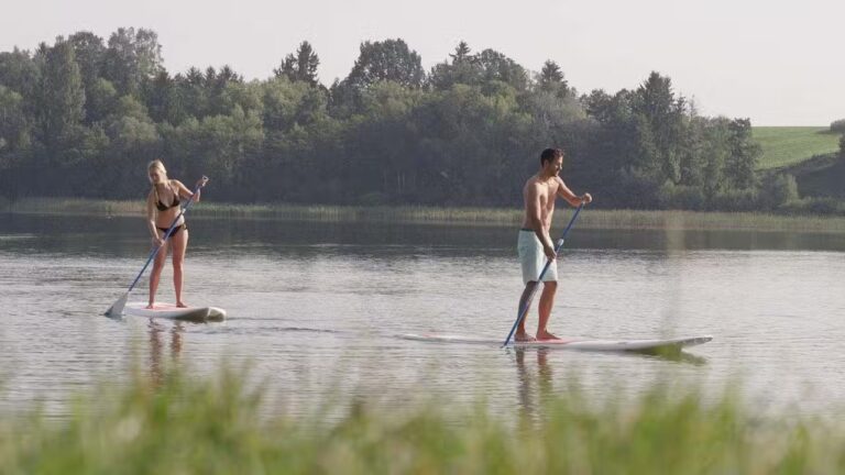 Strandcamping Waging Stand Up Paddler auf dem Waginger See am Campingplatz 768x432