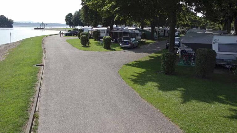 Strandcamping Waging Stellplaetze im Schatten unter Baeumen am See auf dem Campingplatz 768x432