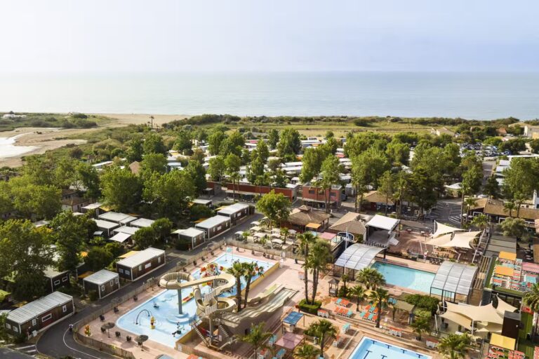 Sunelia Les Sablons Luftaufnahme des Campingplatzes mit Meer im Hintergrund 5e230753 fa8f 4939 98d9 d33320eaad3c 768x512