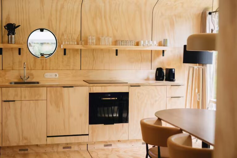 Vakantiepark Beerze Bulten Innenansicht des Kuechenbereichs einer Mietunterkunft auf dem Campingplatz b547af26 bc27 440e a4c1 ebbd7e561daa 768x512