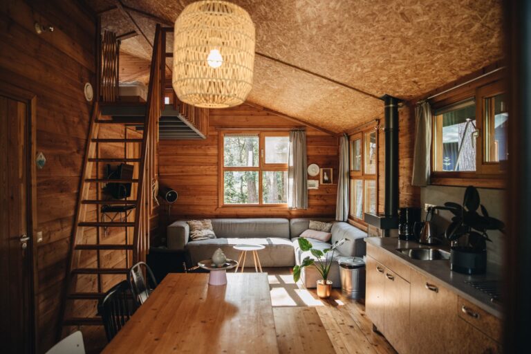 Vrijetijdspark Beerze Bulten Innenansicht des Mobilheims Wohnzimmer und Kueche 768x512