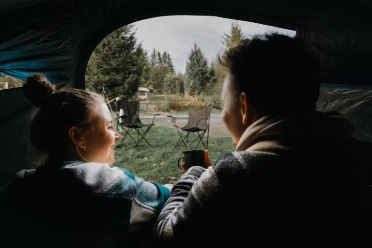 Wildwood Camping Harz Camping Waldweben Camper geniessen die Aussicht aus ihrem Zelt 23069870 f8ed 4fc5 a4e8 1453d7826e9c 768x512