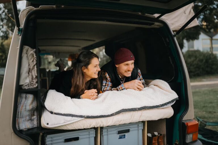Wildwood Camping Harz Camping Waldweben Camper liegen in ihrem Van 6c8a2970 faf8 4c79 afcc e5bacac205a9 768x512