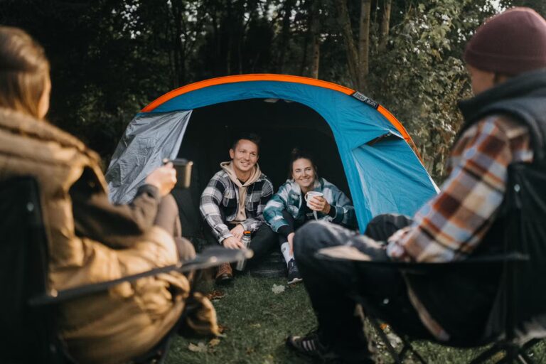 Wildwood Camping Harz Camping Waldweben Camper sitzen zusammen 4ee81473 d1a3 410d ab5c ecc7902b3546 768x512