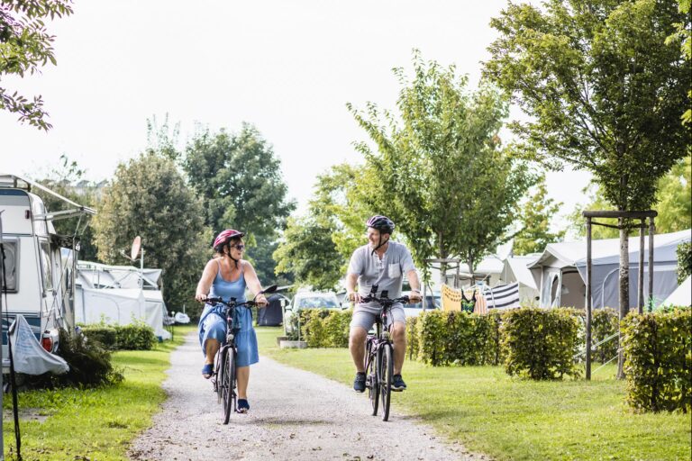 Wirthshof Resort Gaeste fahren Fahrrad auf dem Campingplatz 767573a5 37ed 488b b9d0 cbc54b838504 768x512