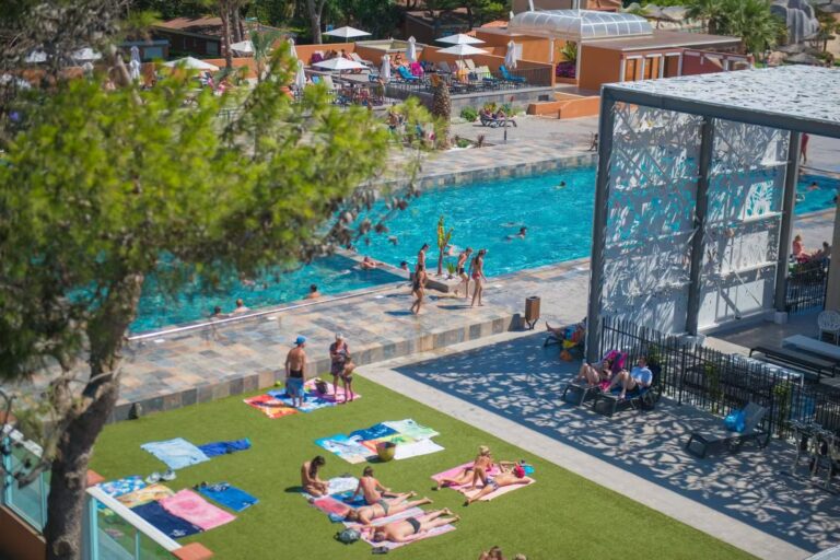 Yelloh Village Le Brasilia Gaeste liegen am Pool in der Sonne 56b30bcc e218 47f2 9a2f 909144316246 768x512