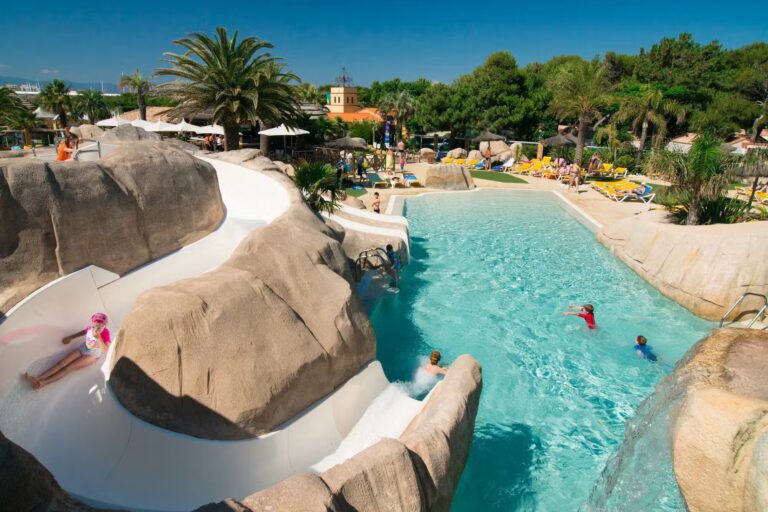 Yelloh Village Le Brasilia Kinder auf der Wasserrutsche im Pool 578396df 8b27 4dbe adb9 58008cc4771e 768x512