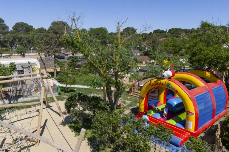 Yelloh Village Le Brasilia Kinderspielplatz und Huepfburg auf dem Campingplatz 6c8db56d a7e7 4c42 881e 17ba2a980613 768x512