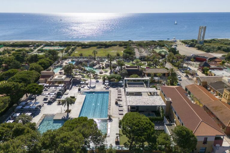 Yelloh Village Le Brasilia Luftaufnahme des Campingplatzes mit Freibad 0b1bcccf 95d7 4d42 b8e2 1d08cd429d66 768x512