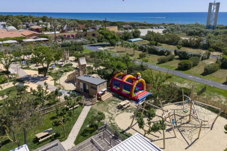 Yelloh Village Le Brasilia Luftaufnahme des Campingplatzes mit Kinderspielplaetzen und Huepfburg 924f3bca d2bf 48af be7c 3c02746a8c68 768x512