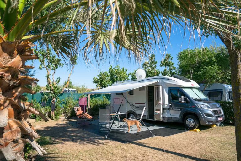 Yelloh Village Le Brasilia Wohnwagen und Zeltstellplatz auf dem Campingplatz 768x512