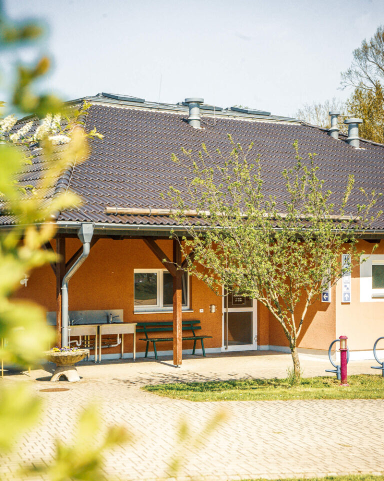 campingplatz sanitaergebaeude aussen waschplatz trixi park zittauer gebirge 800x1000 1 768x960