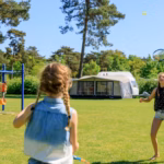Ardoer Camping De Heldense Bossen Kinder spielen Beachball auf dem campiongplatz 150x150