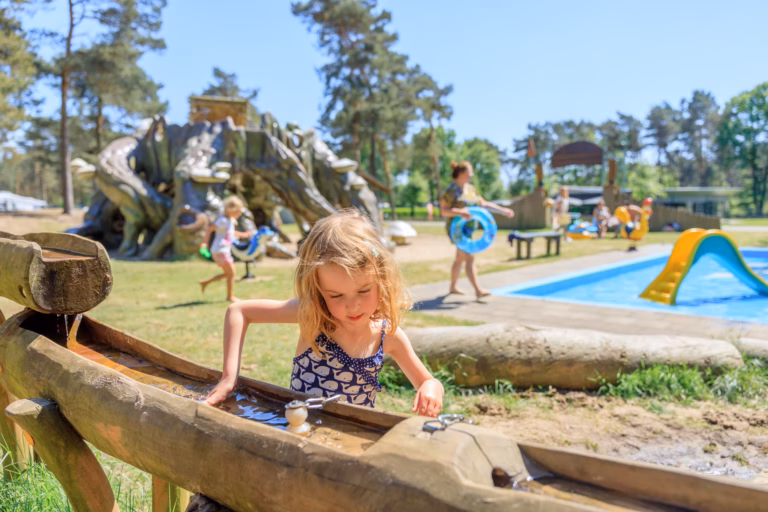 Ardoer Camping De Heldense Bossen Kinder spielen auf dem Campingplatz 768x512