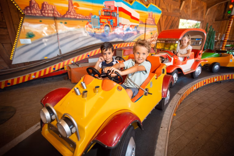 Attractiepark Slagharen Autokarussell fuer Kinder a027c6ec 2970 41d9 bbf4 663404bd3684 768x512