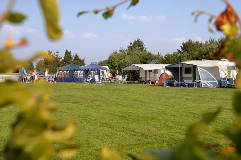Attractiepark Slagharen Wohnmobilstellplatz im Gruenen auf dem Campingplatz 768x512