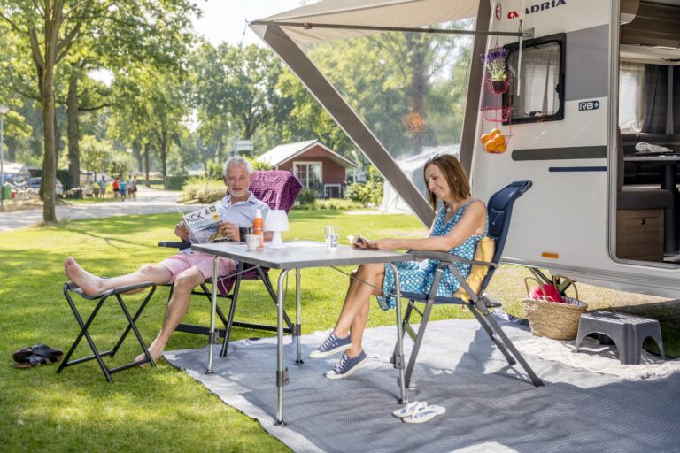 Camping De Leistert Gaeste beim Entspannen auf ihrem Stellplatz 52bf28db 87c7 4905 a4dc 717f77bce5c7 768x512
