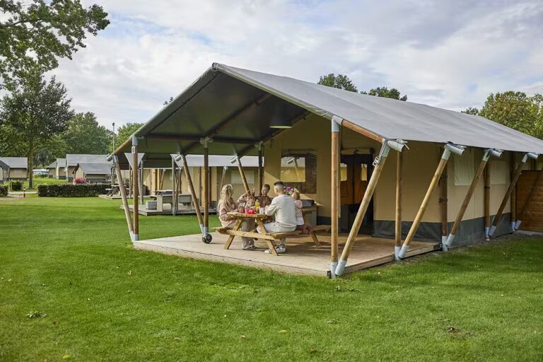 Camping De Leistert Glamping Zelte mit Terrasse 0ea1fd21 96d5 4fe2 a1e9 3ad1f3f3bde2 768x512