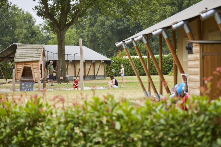 Camping De Leistert Glampingzelte mit Blick auf den Kinderspielplatz 768x512