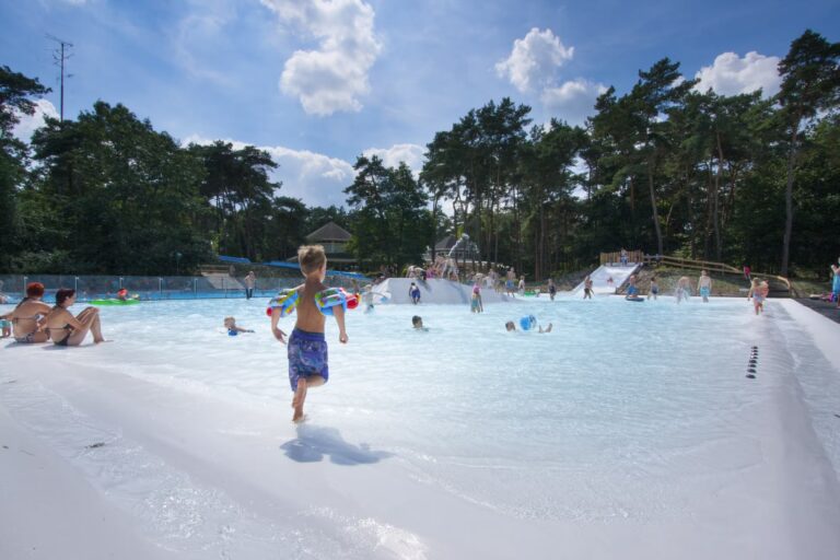 Camping De Paal der Poolbereich auf dem Campingplatz mit Badegaesten 768x512