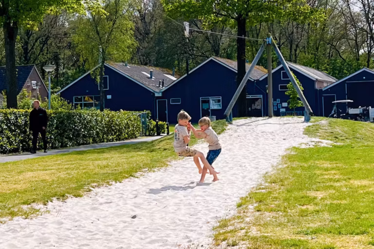 Capfun De Belten Familiecamping De Belten Kinderspielplatz mit Seilbahn auf dem Campingplatz a9a2a4a5 3c57 47cc ba95 db1bb52f8910 768x512