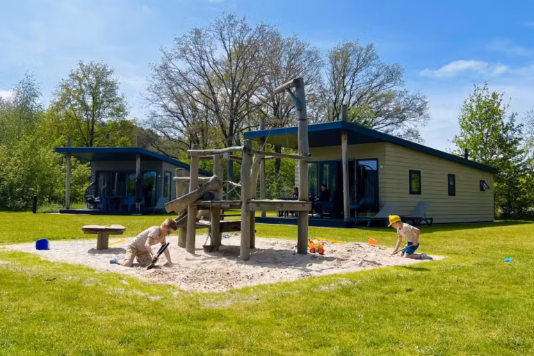 Capfun De Belten Familiecamping De Belten Kinderspielplatz zwischen den Mobilheimen auf dem Campingplatz 36922f56 b2ec 425e 910d 3e2546394e8d 768x512