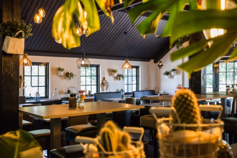 Familiecamping De Belten Innenansicht vom Restaurant auf dem Campingplatz  768x512