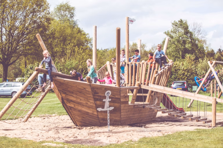 Familiecamping De Belten Kinder spielen auf dem Kinderspielplatz  768x512
