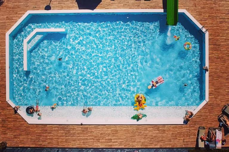 Familiecamping De Belten Pool aus der Vogelperspektive  768x512