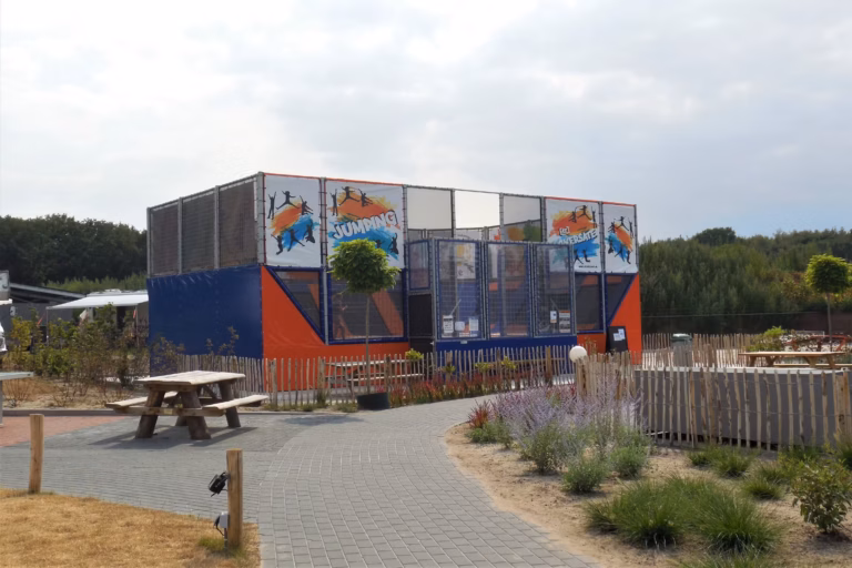 Vakantiepark Ackersate Aussenansicht des Indoor Spielplatzes 768x512
