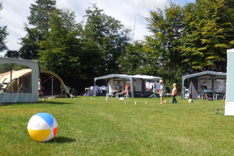 Vakantiepark Ackersate Familie spielt das Kubb Spiel auf das Campingbereich 768x512