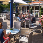 Vakantiepark Ackersate Gaeste auf der Terrasse des Restaurants 150x150