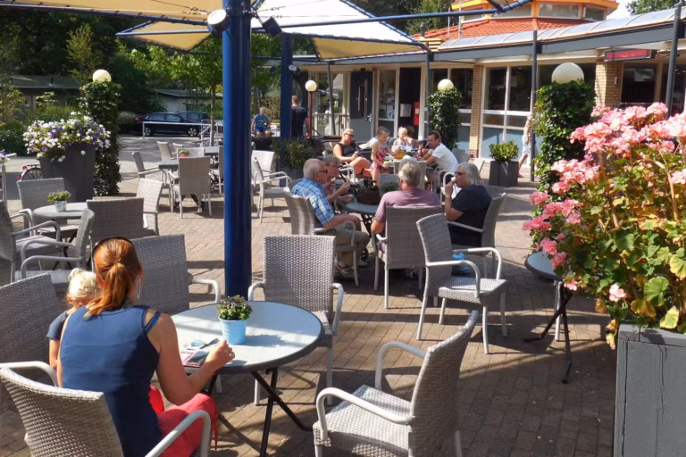 Vakantiepark Ackersate Gaeste auf der Terrasse des Restaurants 768x512