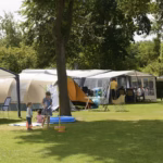 Vakantiepark Ackersate Zeltplatz mit Gaesten die Federball spielen 150x150