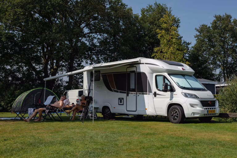 Vakantiepark De Kleine Belties Halbschattiger Standplatz vor Baeumen auf einer Wiese c4b83502 a131 40f6 a357 4a1ea4c27dbe 768x512