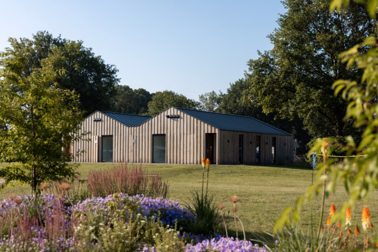 Vakantiepark De Twee Bruggen Aussenansicht Sanitaergebaeude d0d6211e b94c 4d7c ad88 a4b0c6ed98cd 768x512