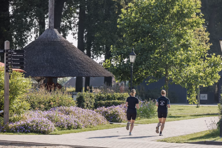 Vakantiepark De Twee Bruggen Jogger auf den Wegen des Campingplatzes 4182b82e 3598 4661 8fcb 9b4e26ee5c08 768x512
