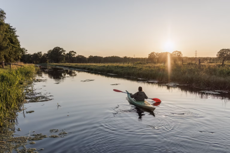 Vakantiepark De Twee Bruggen Kanufahren auf dem Kanal als Freizeitaktivitaet be94c654 fcd1 4104 8431 01d906c43408 768x512