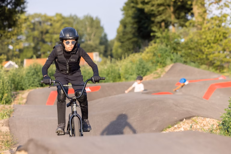 Vakantiepark De Twee Bruggen Kinder am biken 52c7cd79 08e0 42a0 b4c8 c49a60a49bdd 768x512