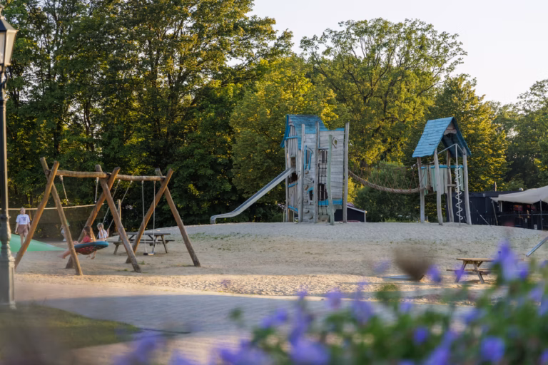 Vakantiepark De Twee Bruggen Spielplatz auf dem Campingplatz 565b4c1d fcf0 4f34 95f3 3192ea425fcd 768x512