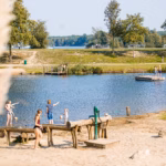 Vakantiepark Leukermeer Gaeste am Badestrand mit Wasserspielbereich fuer Kinder 4068335d 2e46 4dd0 87a1 468757fd07e1 150x150