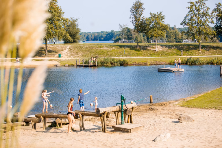 Vakantiepark Leukermeer Gaeste am Badestrand mit Wasserspielbereich fuer Kinder 4068335d 2e46 4dd0 87a1 468757fd07e1 768x512